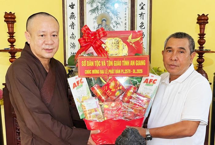 Phó Giám đốc Sở Dân tộc và Tôn giáo tỉnh An Giang Danh Lắm thăm, tặng quà Đại đức Thích Thiên Minh.