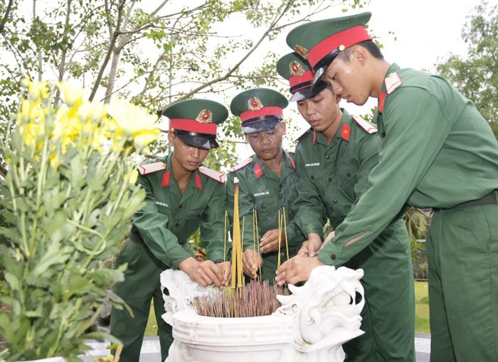 Cán bộ, chiến sĩ Tiểu đoàn 207, Trung đoàn 893 thắp hương tại Bia Lưu niệm Sở chỉ huy các LLVT tỉnh đội Rạch Giá.