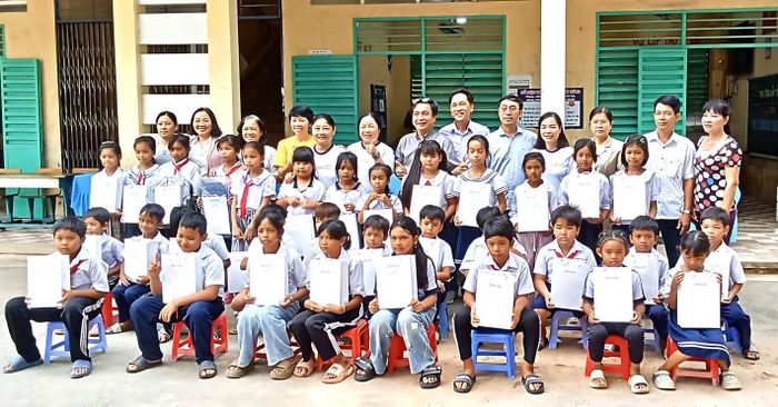 Tặng quà cho học sinh Trường Tiểu học và Trung học cơ sở Núi Tô.