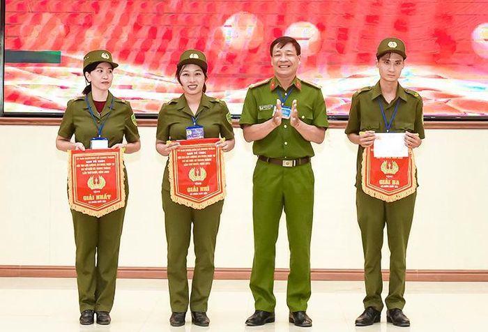 Thượng tá Nguyễn Hoàng Diệu, Ủy viên Ban Thường vụ Đảng ủy, Trưởng Công an xã Giang Thành trao giải cho các cá nhân.