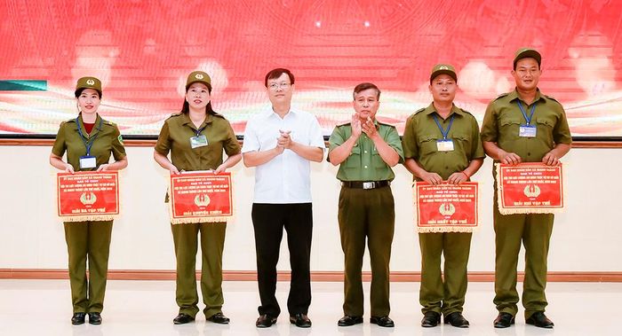 Phó Bí thư Thường trực Đảng ủy xã Giang Thành Võ Văn Bình và Thượng tá Trầm Hoàng Tùng, Phó trưởng phòng PV06 Công an tỉnh An Giang trao giải cho các đội thi.