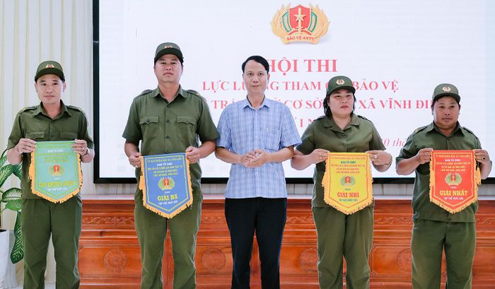 Đảng ủy viên, Trưởng phòng Văn hóa - Xã hội xã Vĩnh Điều Đặng Ngọc Sáng trao giải cho các đội tham gia hội thi.