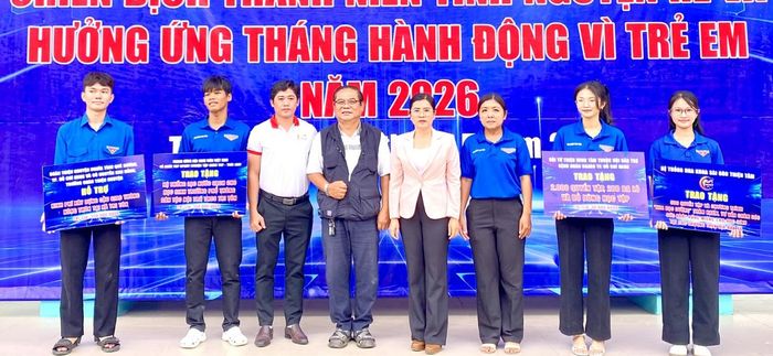 Đơn vị tài trợ trao bảng tượng trưng hỗ trợ thực hiện các công trình an sinh xã hội cho chính quyền xã Tri Tôn.