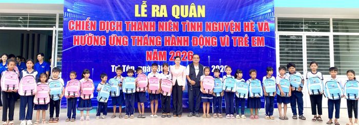 Chính quyền địa phương và đơn vị tài trợ trào quà cho học sinh có hoàn cảnh khó khăn xã Tri Tôn.