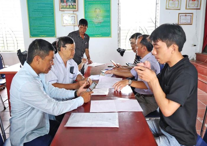  Phường Cảnh Thụy thành lập các tổ giúp việc thực hiện rà soát, làm sạch, làm giàu dữ liệu đất đai tại các tổ dân phố (Ảnh chụp tại Tổ dân phố Bẩy). 