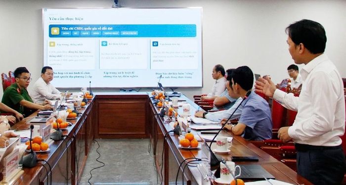  Cán bộ Cục Quản lý đất đai (Bộ Nông nghiệp và Môi trường) tập huấn nghiệp vụ đo đạc, lập bản đồ địa chính, làm giàu dữ liệu đất đai cho các phường, xã trong tỉnh theo hình thức trực tiếp kết hợp trực tuyến. Ảnh: Hoài Thu 
