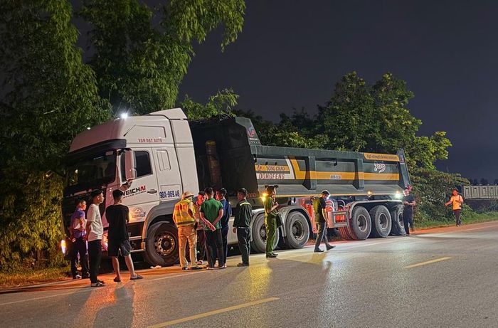  Chiếc xe ô tô liên quan trong vụ tai nạn trên đường tỉnh 293 tối 29/5. 