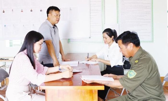 Lãnh đạo Chi bộ thôn Thảo, xã Biển Động báo cáo tình hình Chi bộ với cán bộ xã. Ảnh: Quốc Trường.