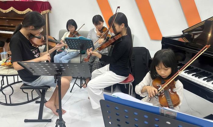 Học sinh tại Trung tâm nghệ thuật Q.music Bắc Giang (phường Bắc Giang) luyện tập đàn violon.