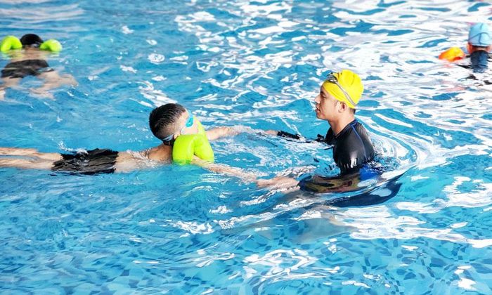 Giáo viên hướng dẫn học sinh tập bơi tại Trung tâm Hoạt động thanh thiếu nhi tỉnh Bắc Ninh.