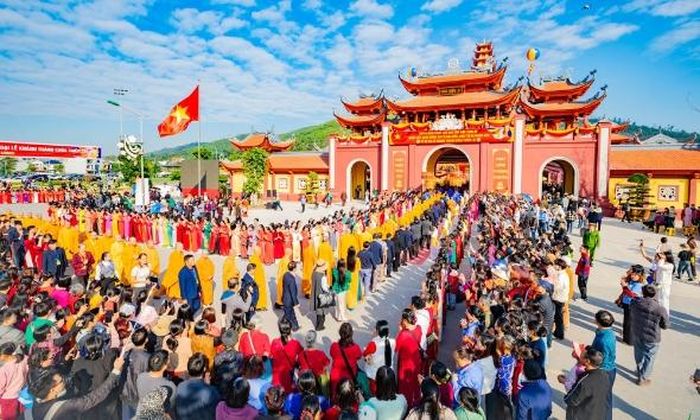 Chùa Thiên Lai thu hút đông đảo phật tử, du khách.