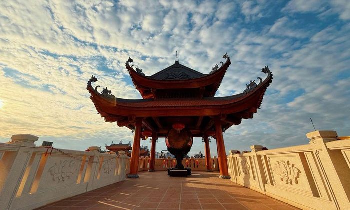 Gác chuông tại chùa Thiên Lai.