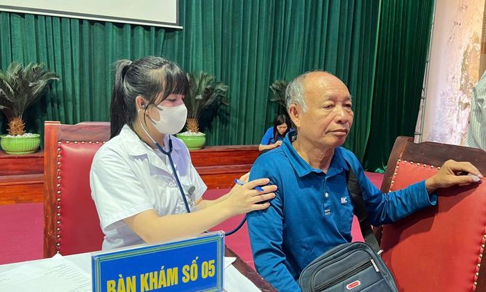  Người dân được khám nội khoa và tư vấn sức khỏe. 