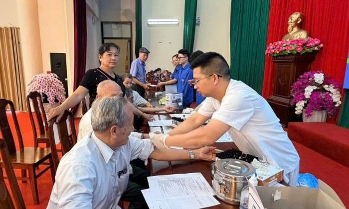  Nhân viên y tế lấy máu xét nghiệm cho người dân xã Đại Lai. 