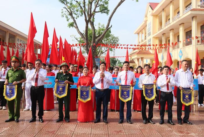  Ban tổ chức tặng cờ lưu niệm cho các khối tham gia lễ khai mạc. 