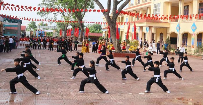  Màn biểu diễn võ thuật của các cháu học sinh trong Câu lạc bộ võ thuật xã. 