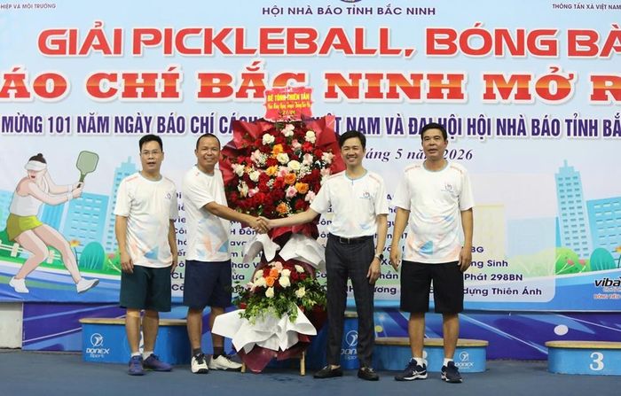  Đại diện nhà tài trợ tặng hoa Ban tổ chức. 