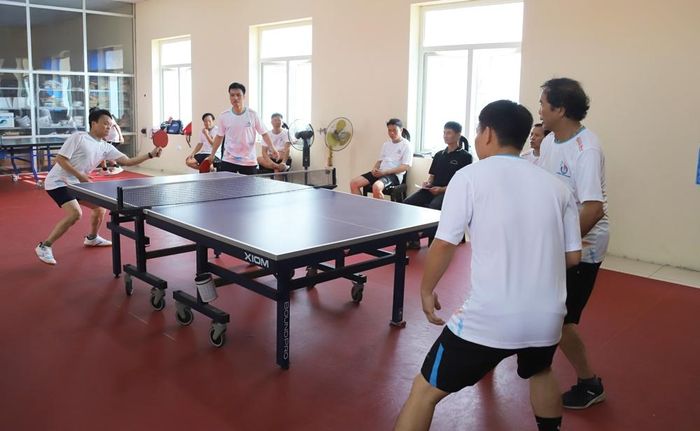  Một trận đấu bóng bàn tại giải. 