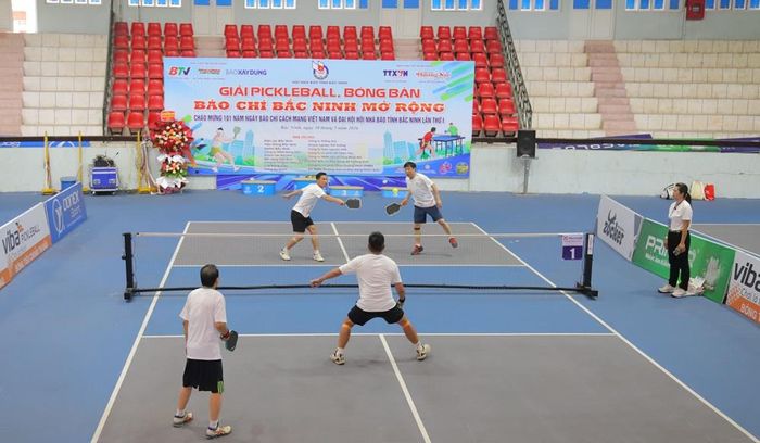  Các vận động viên tranh tài ở môn Pickleball. 