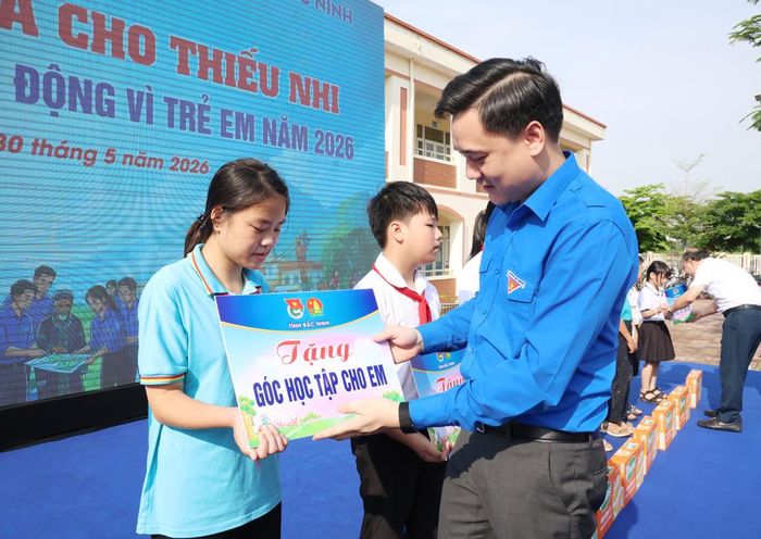 Đồng chí Trần Văn Đăng, Phó Chủ tịch Ủy ban MTTQ tỉnh, Bí thư Tỉnh đoàn tặng quà cho các học sinh có hoàn cảnh khó khăn.