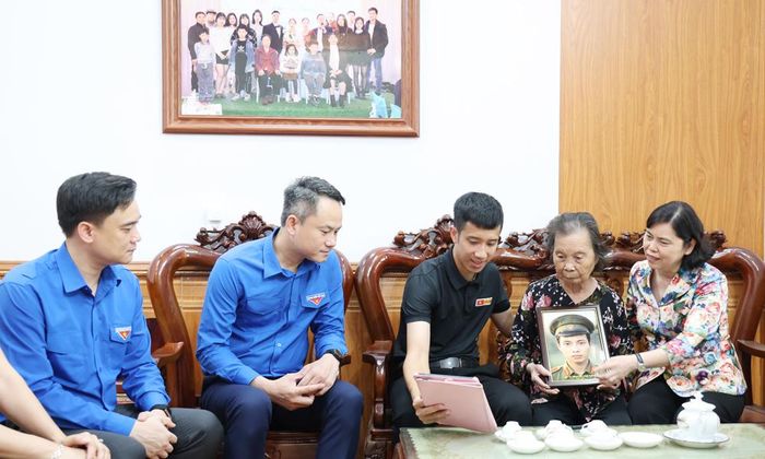 Đoàn công tác tới thăm, tặng di ảnh liệt sĩ cho Mẹ Việt Nam Anh hùng Nguyễn Thị Sự ở thôn Phú Dư, xã Gia Bình.