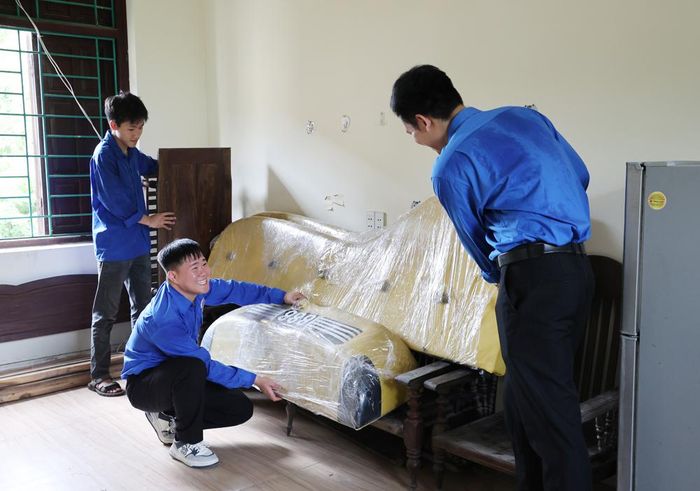 Đoàn viên thanh niên hỗ trợ sắp xếp đồ đạc cho các gia đình di dời phục vụ dự án Sân bay Gia Bình