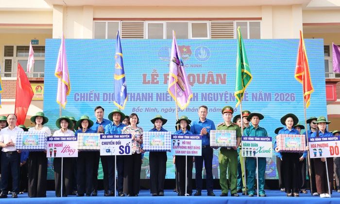 Đồng chí Trần Thị Hằng và các đại biểu tặng quà cho các đội hình thanh niên tình nguyện tại Lễ ra quân Chiến dịch Thanh niên tình nguyện Hè 2026.
