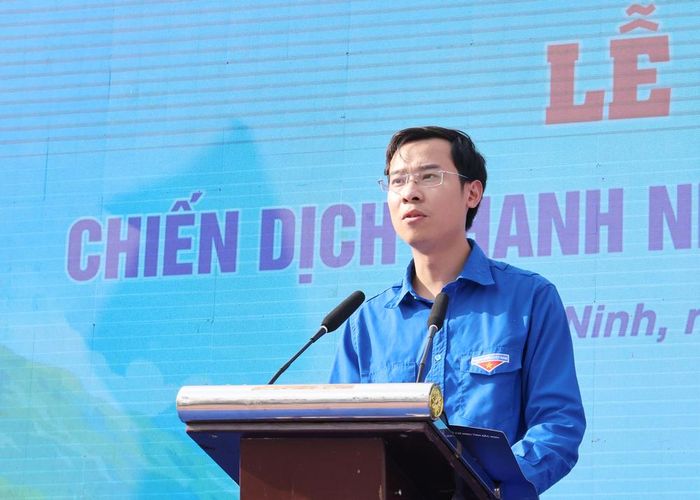 Đồng chí Hà Thái Sơn, Phó Bí thư Tỉnh đoàn, Chủ tịch Hội Liên hiệp Thanh niên tỉnh Bắc Ninh phát biểu ra quân Chiến dịch.