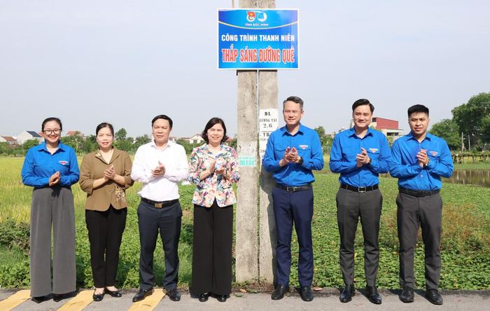 Các đại biểu khánh thành công trình Thắp sáng đường quê tại xã Lương Tài.