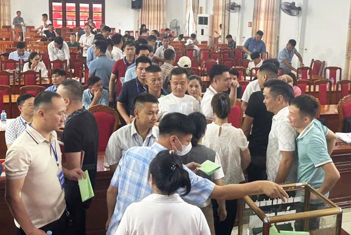  Khách hàng bỏ phiếu tại phiên đấu giá quyền sử dụng đất ở tại xã Hoàng Vân. 
