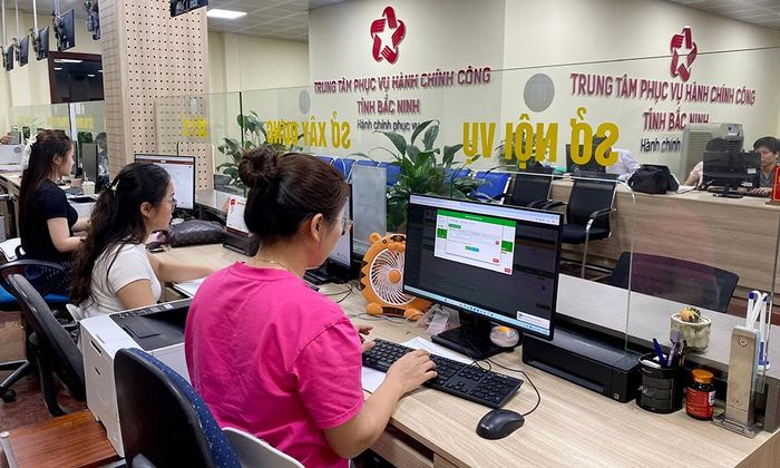  Cán bộ Trung tâm Phục vụ Hành chính công tỉnh thực hiện kiểm thử dịch vụ công trực tuyến trên Cổng Dịch vụ công Quốc gia, đêm 29/5. 