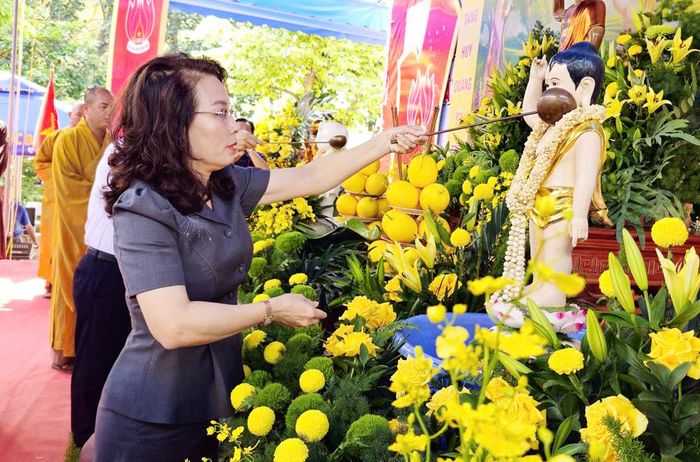 Đồng chí Nguyễn Thị Hương thực hiện nghi thức tắm Phật tại Đại lễ Phật đản. 