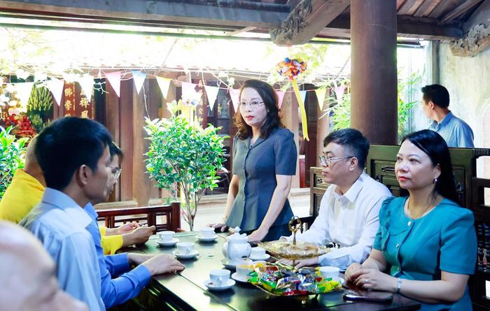  Đồng chí Nguyễn Thị Hương chúc mừng Hòa thượng và chức sắc tôn giáo nhân Đại lễ Phật đản. 