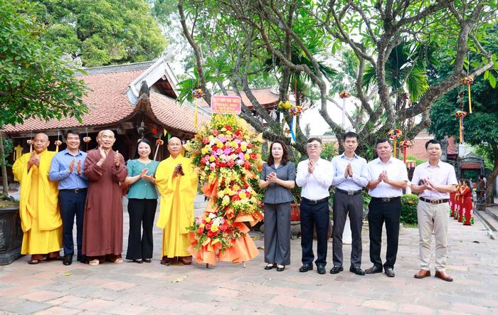 Đồng chí Nguyễn Thị Hương và các đại biểu tặng hoa chúc mừng Đại lễ Phật đản tại chùa Vĩnh Nghiêm. 