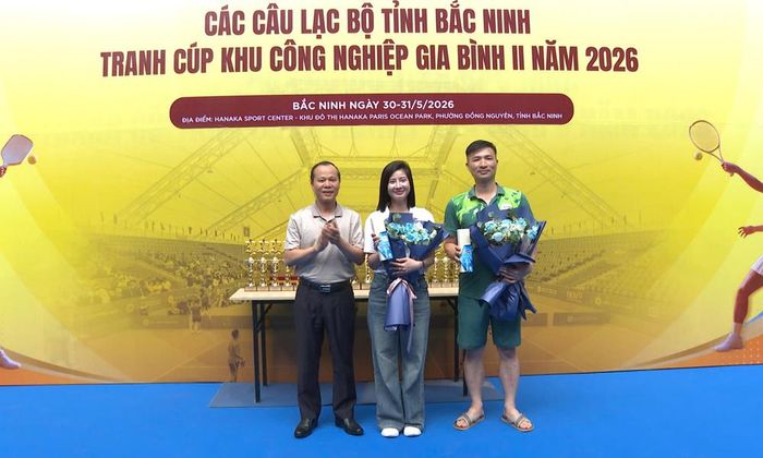 Phó Chủ tịch Thường trực UBND tỉnh Mai Sơn tặng hoa nhà tài trợ.