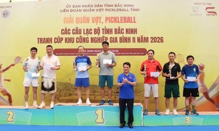 Ban Tổ chức trao giải nội dung pickleball dành cho lãnh đạo, khách mời.