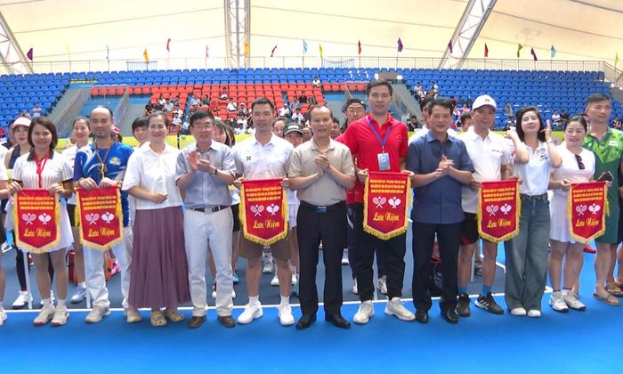 Ban Tổ chức trao cờ lưu niệm cho các câu lạc bộ tham dự giải.