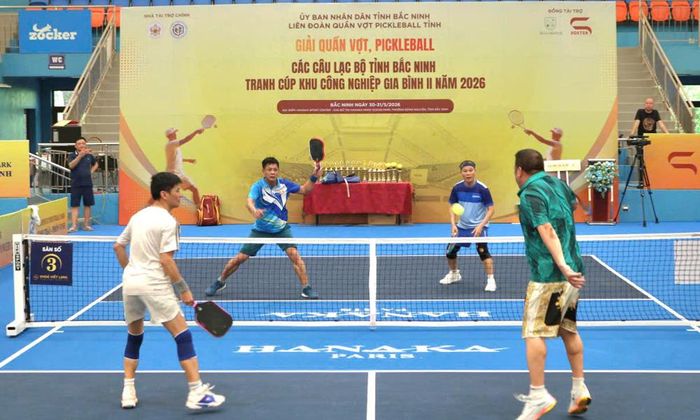 Các vận động viên thi đấu pickleball nội dung lãnh đạo, khách mời.