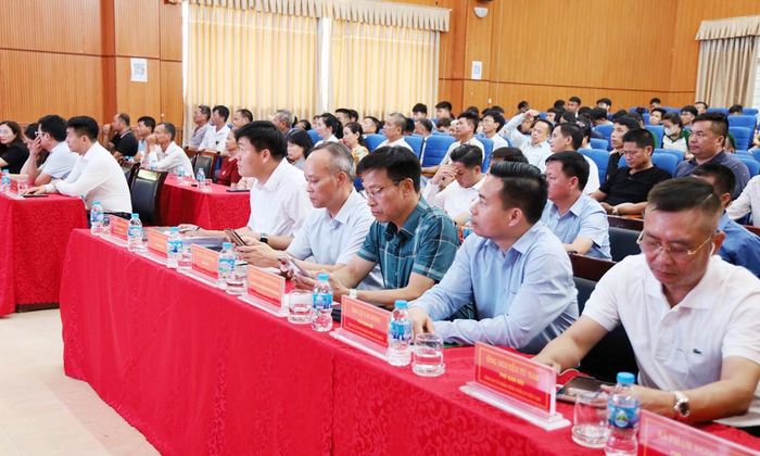 Các đại biểu dự hội thảo khoa học chẩn đoán một số bệnh mới nổi, tái nổi ở gia súc do Đại học Nông- Lâm Bắc Giang tổ chức. 