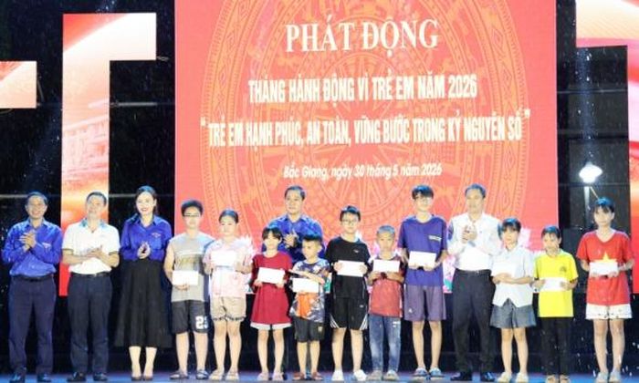 Các đại biểu tặng quà cho trẻ em có hoàn cảnh khó khăn trên địa bàn phường Bắc Giang.