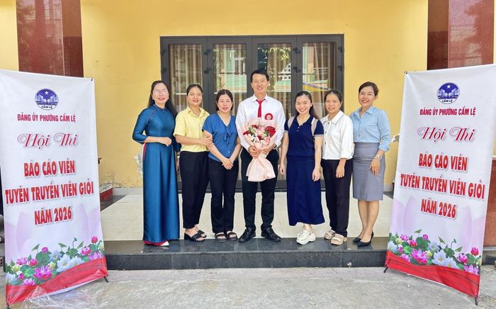 Thầy giáo Nguyễn Quốc Luật (Trường THCS và THPT Nguyễn Khuyến) đoạt giải Nhất hội thi báo cáo viên, tuyên truyền viên giỏi năm 2026 tại phường Cẩm Lệ. Ảnh: NGỌC QUỐC