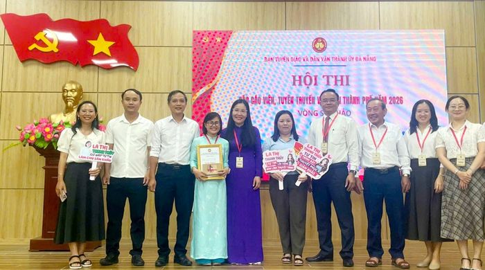 Chị La Thị Thanh Thủy (thứ 4, bên trái sang) đoạt giải Nhất hội thi Báo cáo viên, tuyên truyền viên giỏi thành phố năm 2026 Cụm số 4. Ảnh: VŨ THUYÊN
