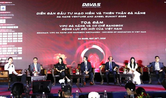 Các diễn giả tham dự phiên tọa đàm "VIFC Đà Nẵng và cơ chế sandbox: Động lực đổi mới của Việt Nam". Ảnh: MAI QUẾ