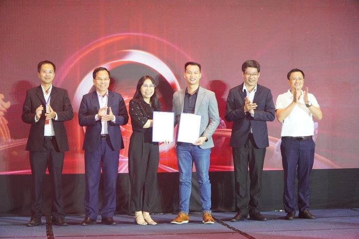 Quỹ Summit Capital và Công ty CP Công nghệ FiveSS trao thỏa thuận hợp tác tại lễ bế mạc DAVAS 2026. Ảnh: VINH ANH
