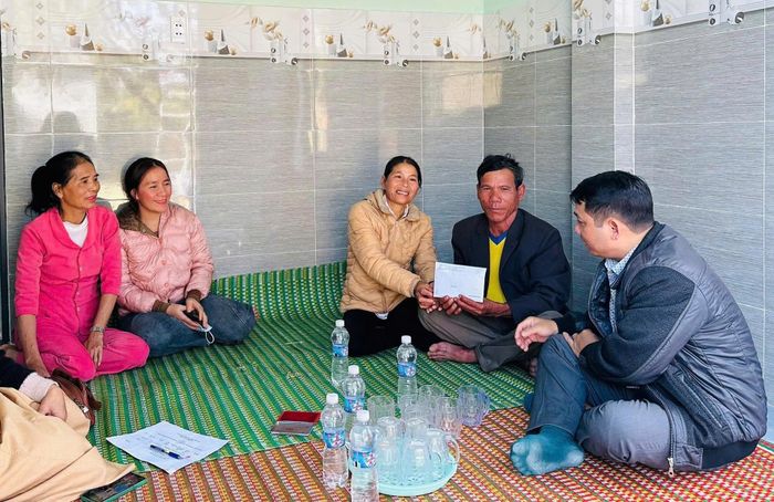 Ủy ban Mặt trận Tổ quốc Việt Nam xã Khâm Đức trao nhà đại đoàn kết cho người dân. Ảnh: HÀ THU