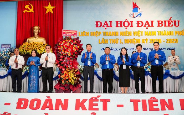 Lãnh đạo thành phố tặng hoa chúc mừng đại hội. Ảnh: HỒ QUÂN