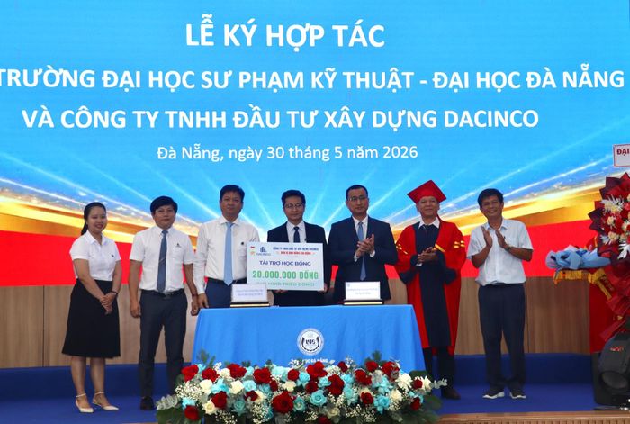 Doanh nghiệp tài trợ học bổng cho Trường Đại học Sư phạm Kỹ thuật. Ảnh: QUỐC TUẤN