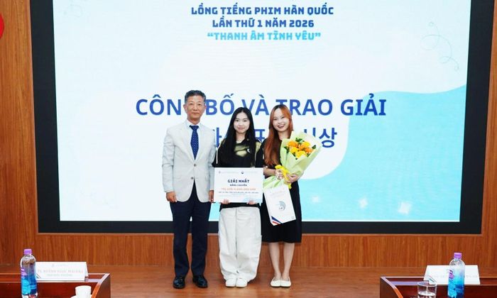 Quyền tổng lãnh sự Hàn Quốc tại thành phố Đà Nẵng, ông Oh Jungtaek trao giải Nhất cho đội thi bảng chuyên. Ảnh: NGỌC HÀ