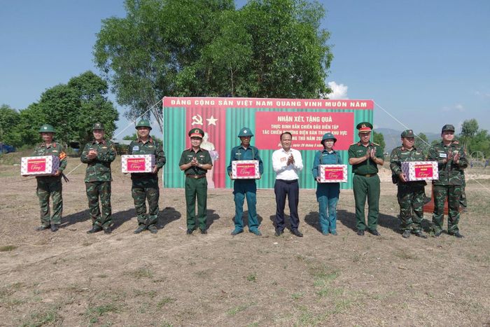 Lãnh đạo thành phố tặng quà lực lượng thực binh bắn chiến đấu. Ảnh: QUANG CƯỜNG