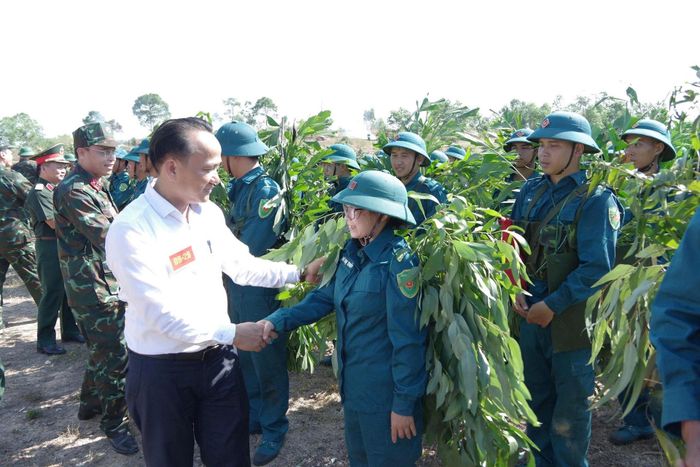 Phó Bí thư Thường trực Thành ủy Nguyễn Đình Vĩnh thăm hỏi, động viên lực lượng thực binh. Ảnh: QUANG CƯỜNG